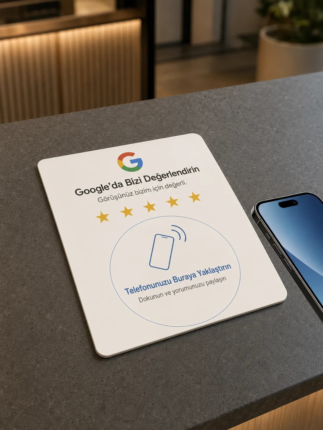 Tezgâh üstünde duran NFC Google yorum kartı