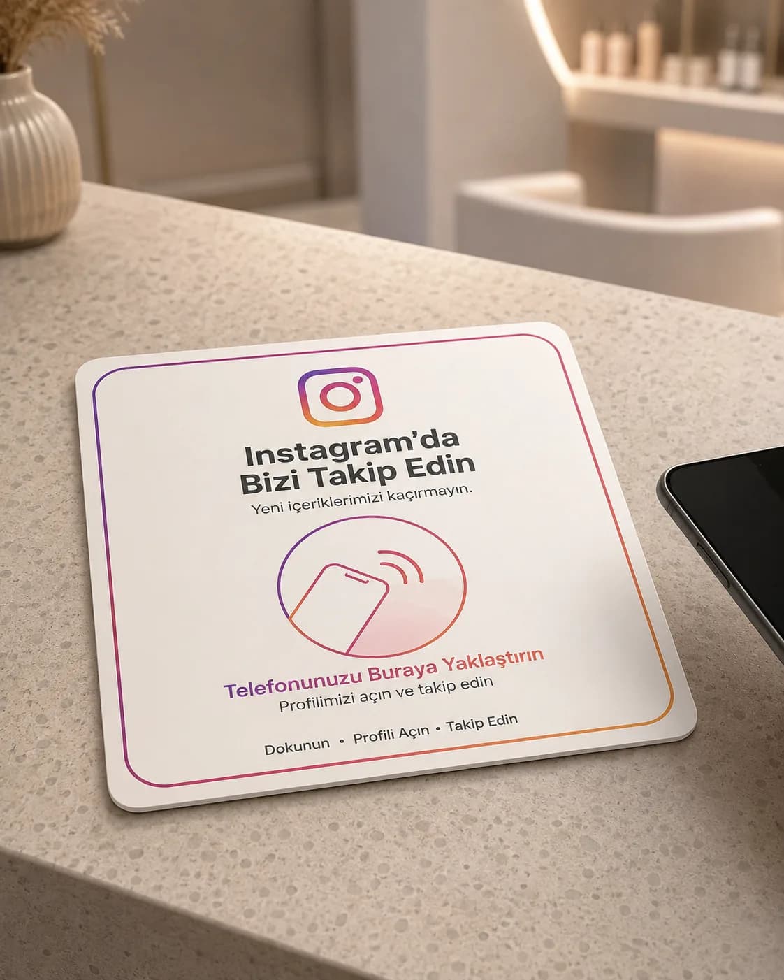 Tezgâh üstünde duran NFC Instagram takip kartı
