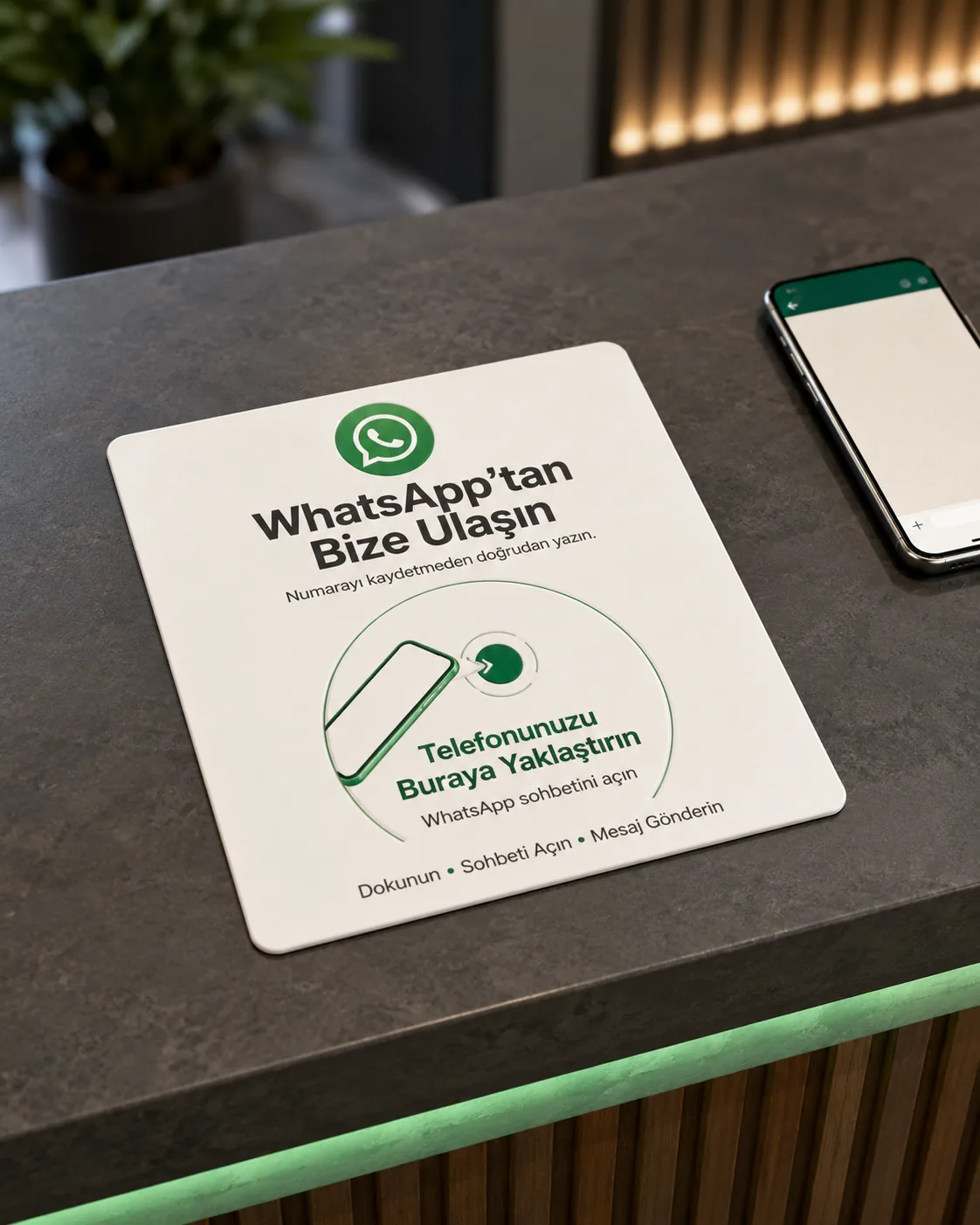 Tezgâh üstünde duran NFC WhatsApp iletişim kartı